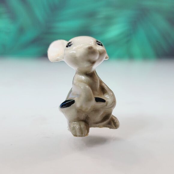 Hagen Renaker Mouse Miniature Figurine Holding Tail 1'' - Picture 7 of 8